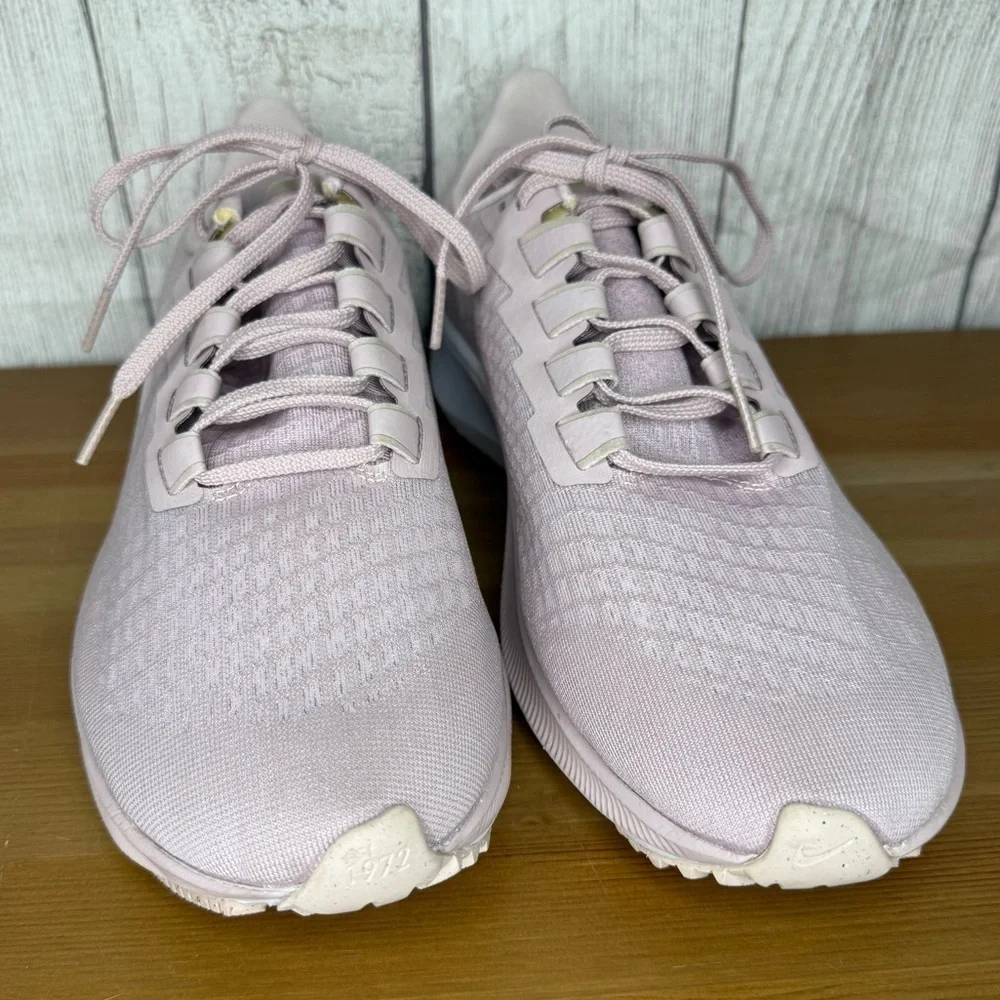 Nike Air Zoom Pegasus 37 Running  Lightweight Running Sneaker Women’s Size 11